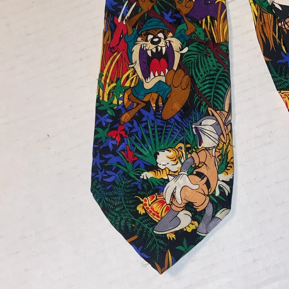Vintage Warner Brothers 1993 Taz, Bugs Bunny, Sylvester and Tweetie necktie